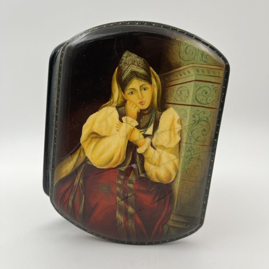 Шкатулка с лаковой миниатюрой "Царевна", автор Трошенкова, папье-маше, масло, Федоскинская фабрика миниатюрной живописи (Федоскино), Российская Федерация, 1990-2000 гг.