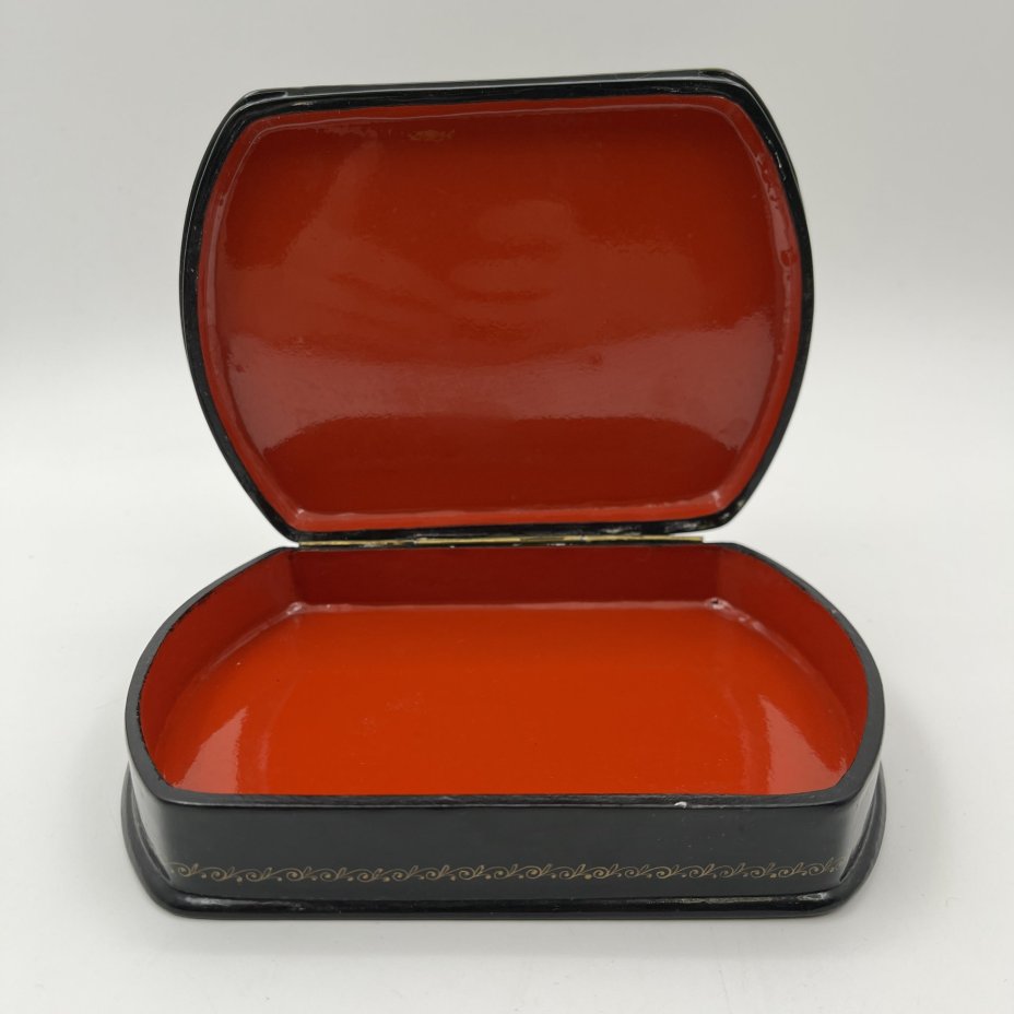 Шкатулка с лаковой миниатюрой "Царевна", автор Трошенкова, папье-маше, масло, Федоскинская фабрика миниатюрной живописи (Федоскино), Российская Федерация, 1990-2000 гг.