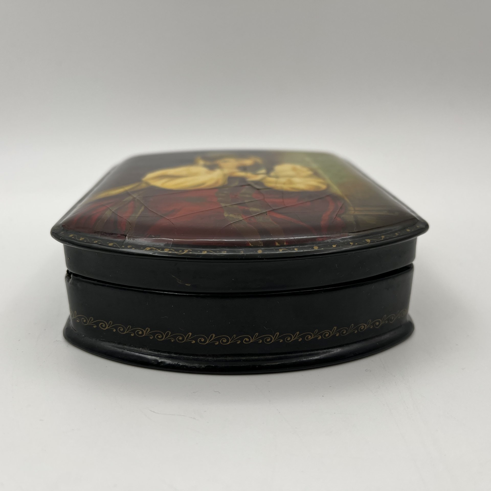 Шкатулка с лаковой миниатюрой "Царевна", автор Трошенкова, папье-маше, масло, Федоскинская фабрика миниатюрной живописи (Федоскино), Российская Федерация, 1990-2000 гг.