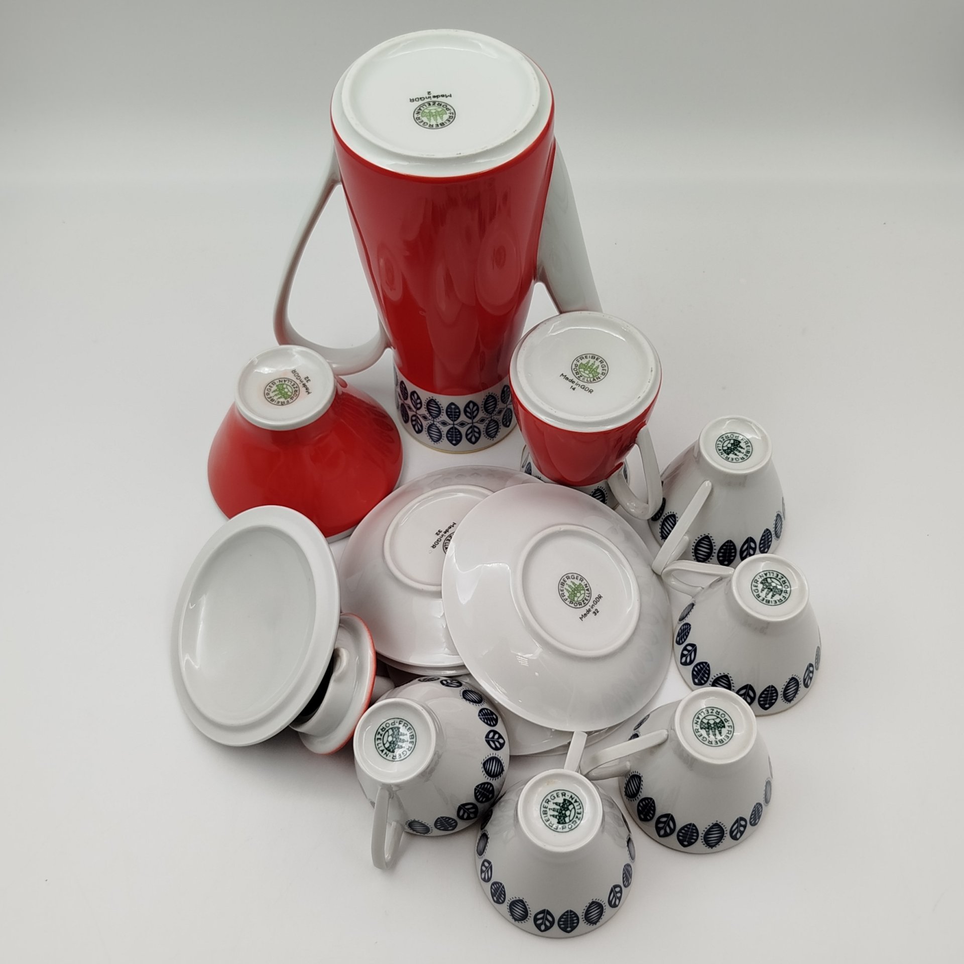 Сервиз кофейный  на 5 персон (13 предметов) с растительным декором, фарфор, крытье, деколь, Freiberger Porzellan, ГДР, 1970-1980 гг.