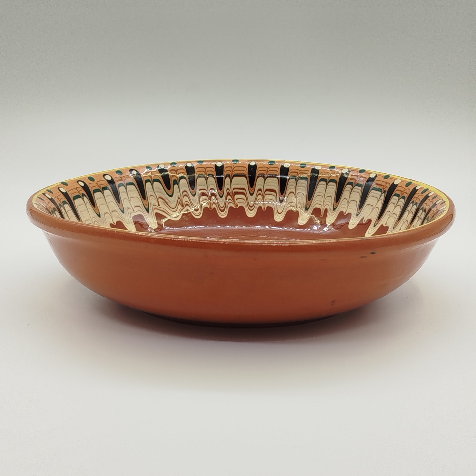 Салатник с абстрактным декором вдоль борта, керамика, цветные поливы, Болгария, 1960-1980 гг.