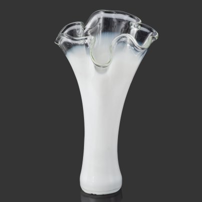 Ваза белого цвета с фестончатым краем, стекло, СССР, 1970-1990 гг.