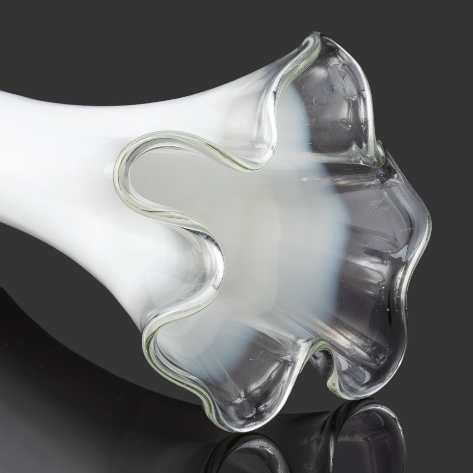 Ваза белого цвета с фестончатым краем