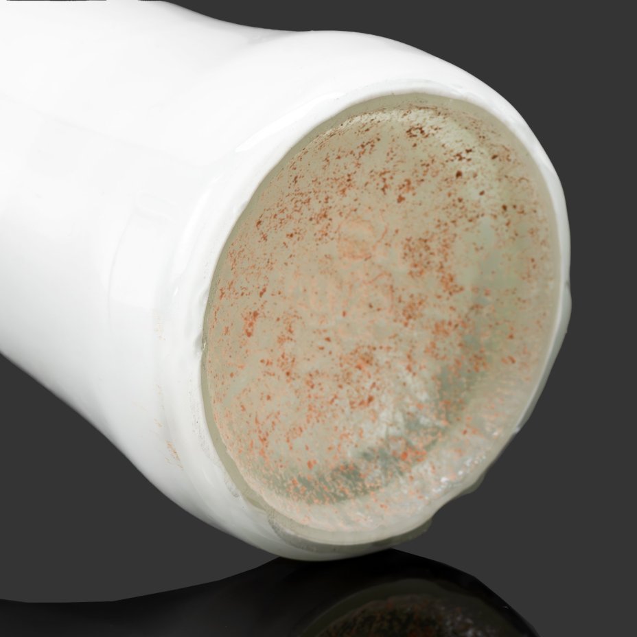 Ваза белого цвета с фестончатым краем