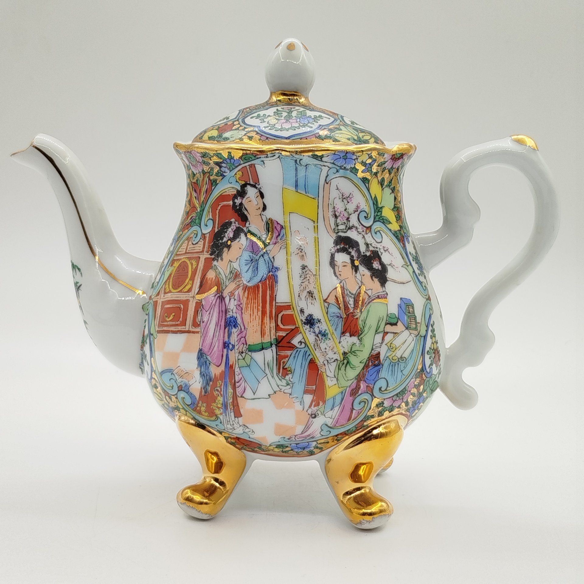Чайник заварочный, украшенный изображением четырех красавиц, рассматривающих гохуа в медальонах и цветочным орнаментом на тулове, Guangzhou Phonex, фарфор, деколь с подрисовкой, золочение, Китай, 1960-1980 гг.
