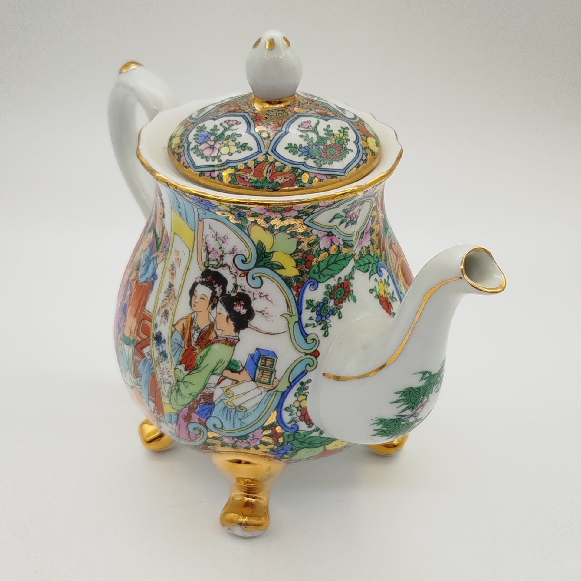 Чайник заварочный, украшенный изображением четырех красавиц, рассматривающих гохуа в медальонах и цветочным орнаментом на тулове, Guangzhou Phonex, фарфор, деколь с подрисовкой, золочение, Китай, 1960-1980 гг.