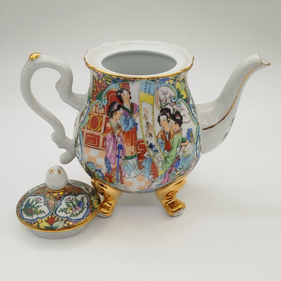 Чайник заварочный, украшенный изображением четырех красавиц, рассматривающих гохуа в медальонах и цветочным орнаментом на тулове, Guangzhou Phonex, фарфор, деколь с подрисовкой, золочение, Китай, 1960-1980 гг.