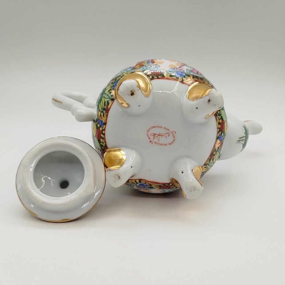 Чайник заварочный, украшенный изображением четырех красавиц, рассматривающих гохуа в медальонах и цветочным орнаментом на тулове, Guangzhou Phonex, фарфор, деколь с подрисовкой, золочение, Китай, 1960-1980 гг.