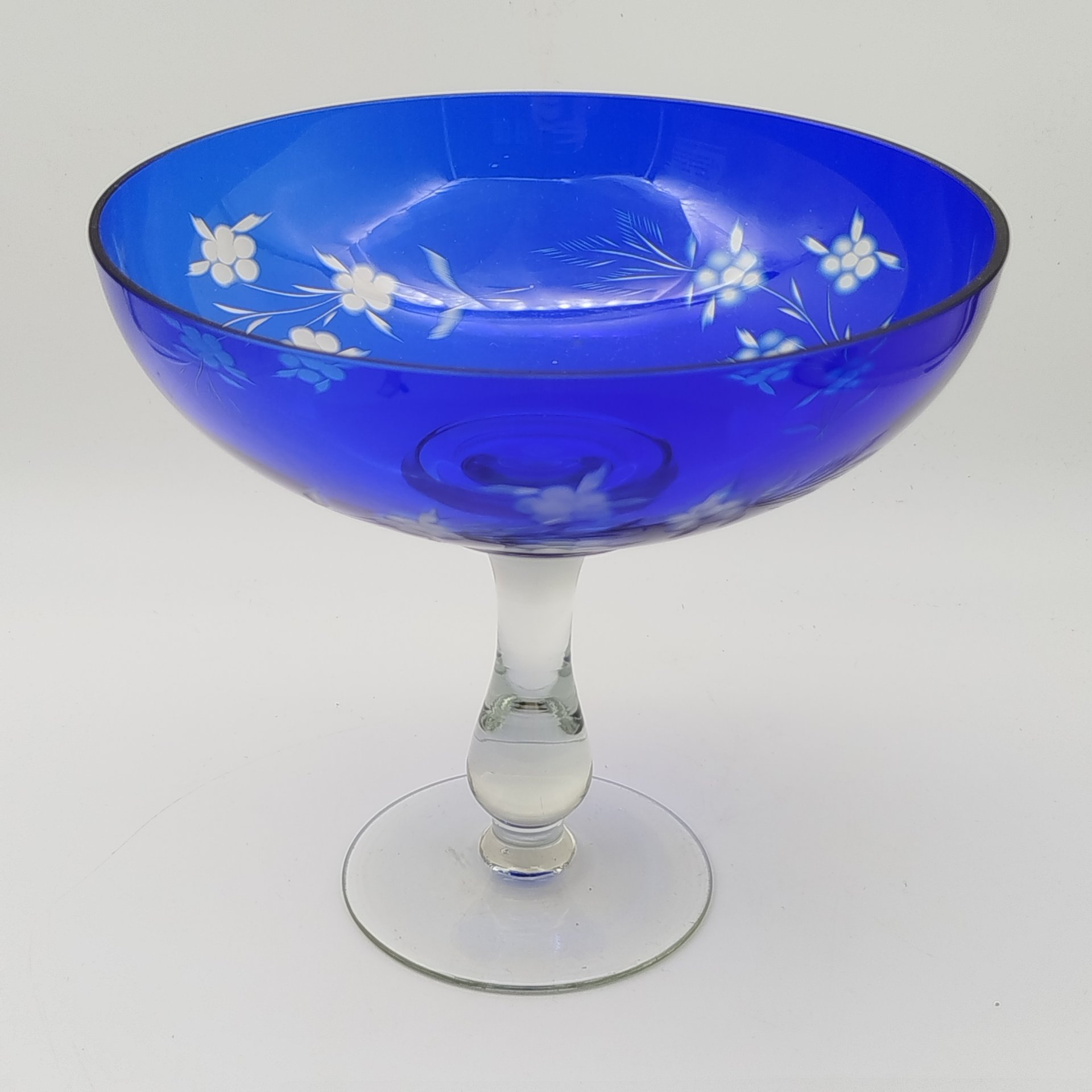 Фруктовница синего цвета с цветочным декором, стекло, нацвет, резьба, СССР, 1950-1970 гг.