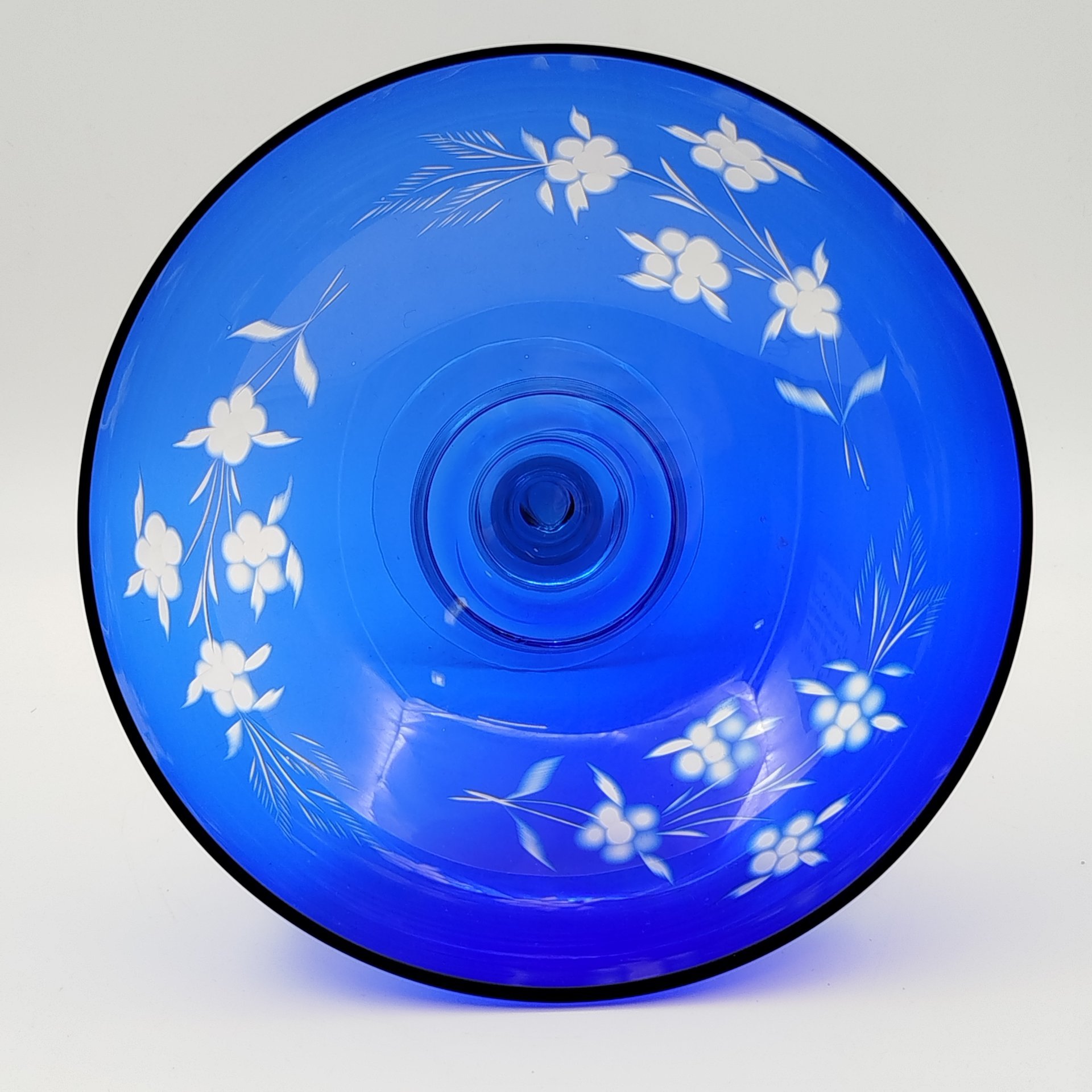 Фруктовница синего цвета с цветочным декором, стекло, нацвет, резьба, СССР, 1950-1970 гг.