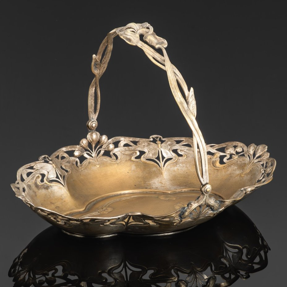Фруктовница в стиле модерн продолговатой формы с ручкой и прорезным бортом, латунь, серебрение, Plewkiewicz & Co. (Фабрика Романа Плевкевича), Царство Польское, 1900-1915 гг.