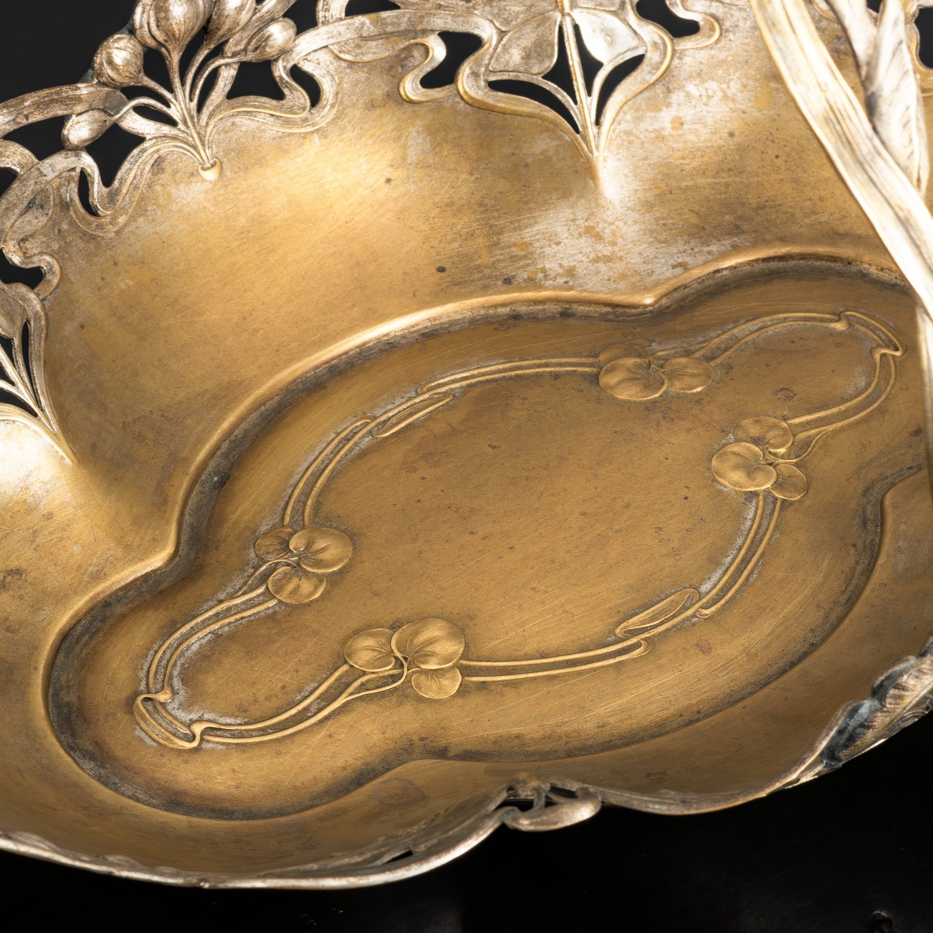 Фруктовница в стиле модерн продолговатой формы с ручкой и прорезным бортом, латунь, серебрение, Plewkiewicz & Co. (Фабрика Романа Плевкевича), Царство Польское, 1900-1915 гг.