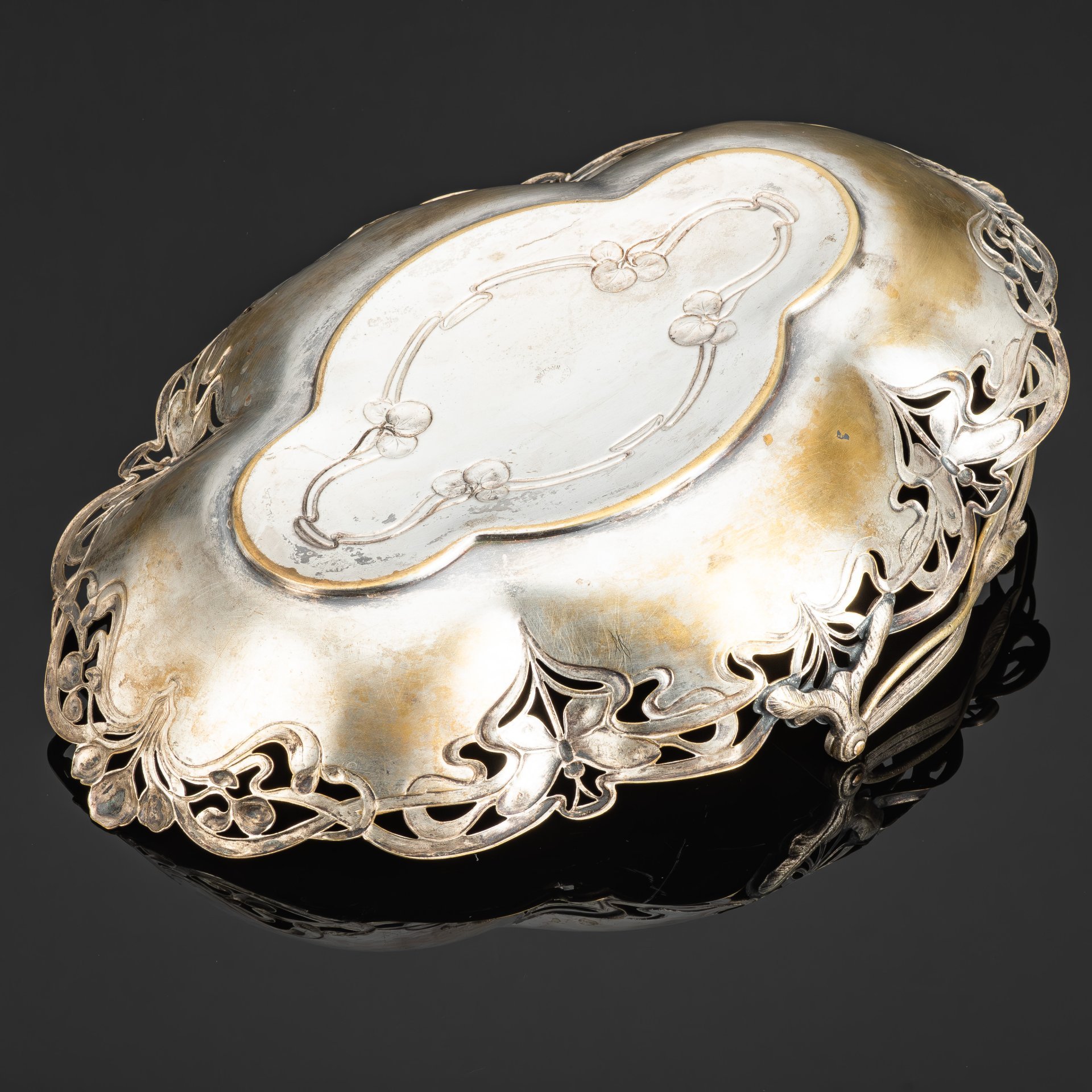 Фруктовница в стиле модерн продолговатой формы с ручкой и прорезным бортом, латунь, серебрение, Plewkiewicz & Co. (Фабрика Романа Плевкевича), Царство Польское, 1900-1915 гг.