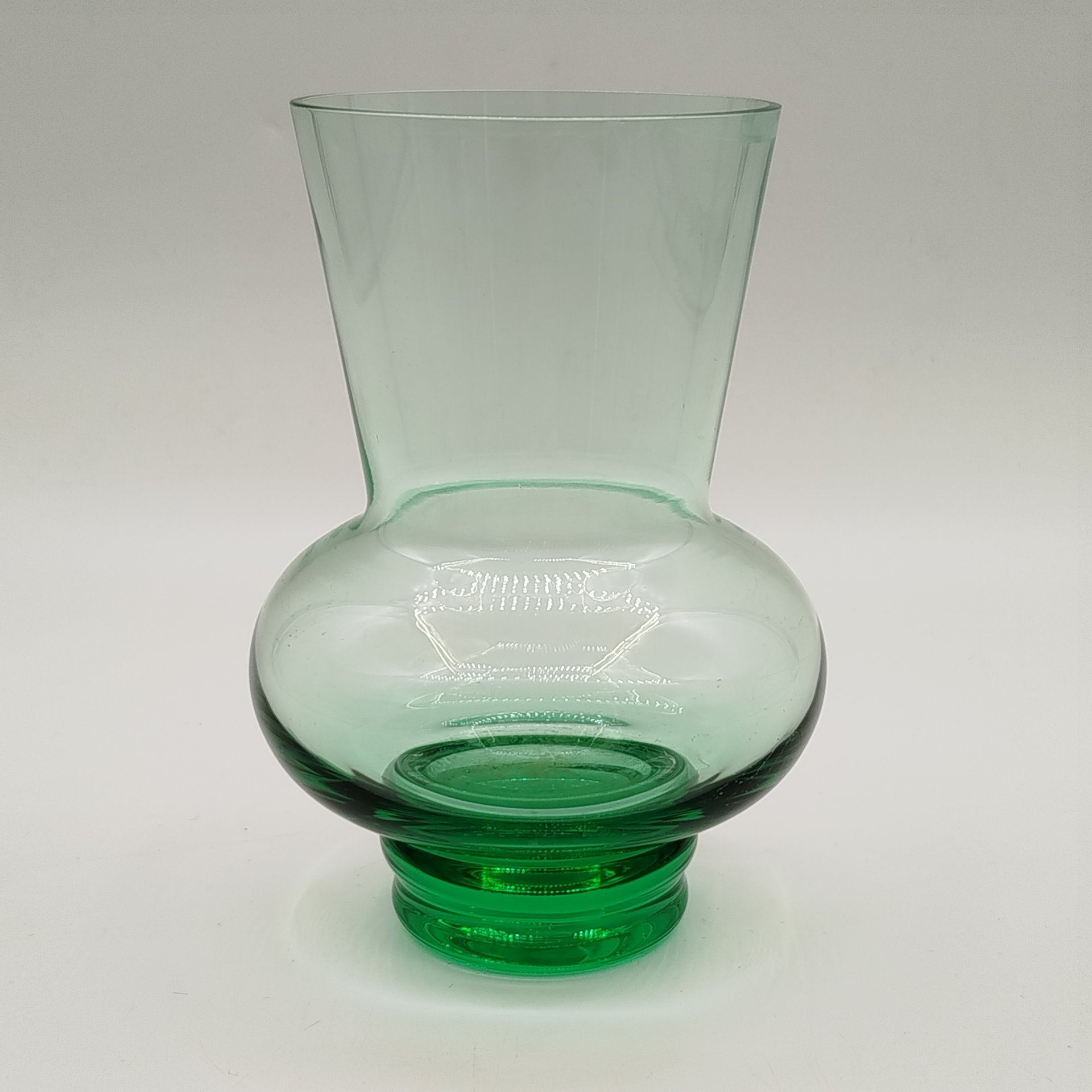 Ваза зеленого оттенка, цветное стекло, СССР, 1970-1990 гг.