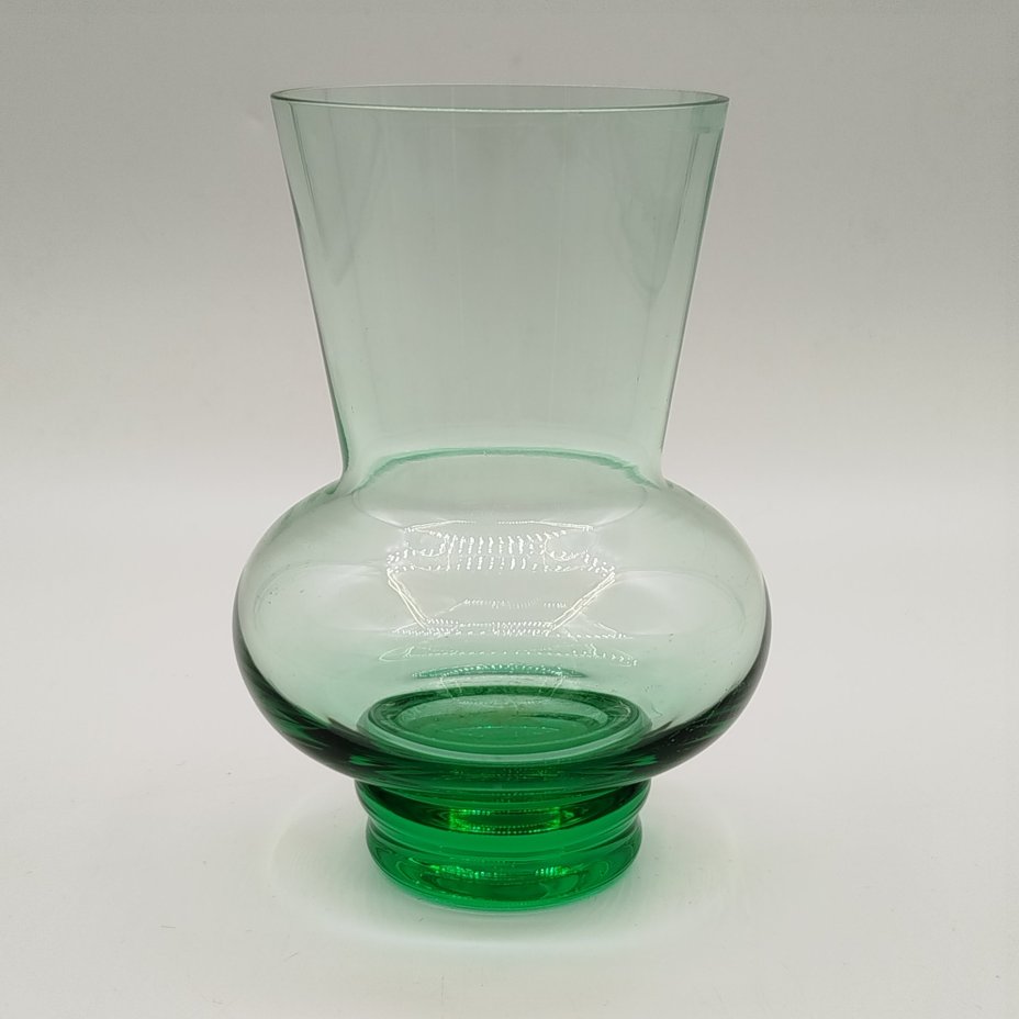 Ваза зеленого оттенка, цветное стекло, СССР, 1970-1990 гг.