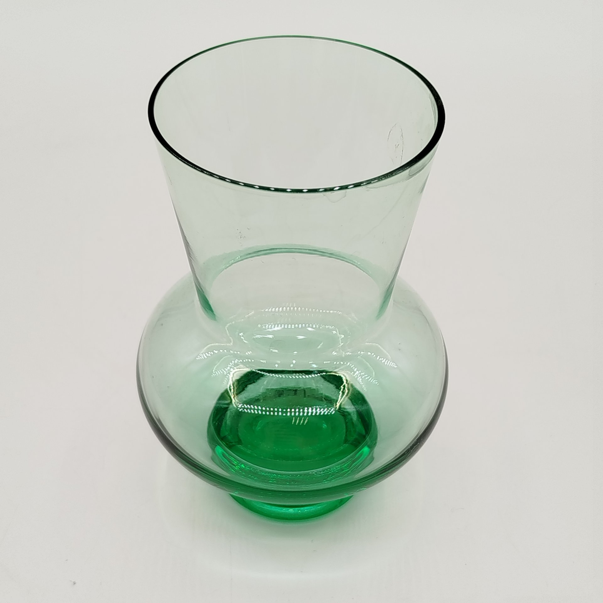 Ваза зеленого оттенка, цветное стекло, СССР, 1970-1990 гг.