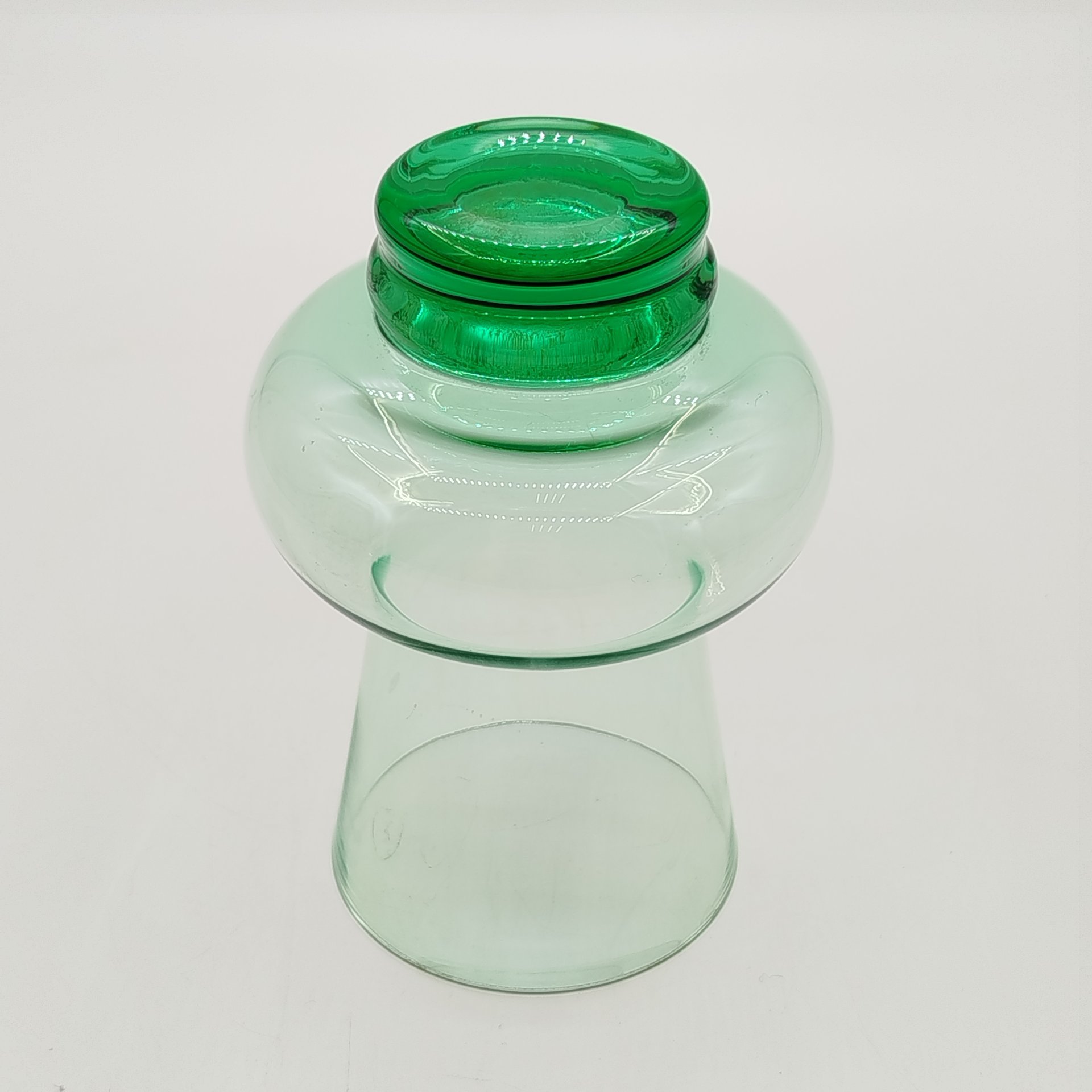 Ваза зеленого оттенка, цветное стекло, СССР, 1970-1990 гг.