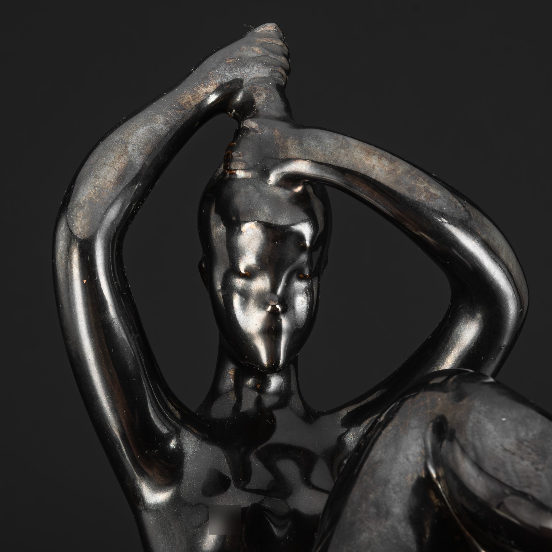 Скульптура «Девушка, расчесывающая волосы» («Отжимающая волосы»), автор Николай Андреевич Силис, керамика, поливы, Гжельский керамический завод, СССР, 1960-1970 гг.