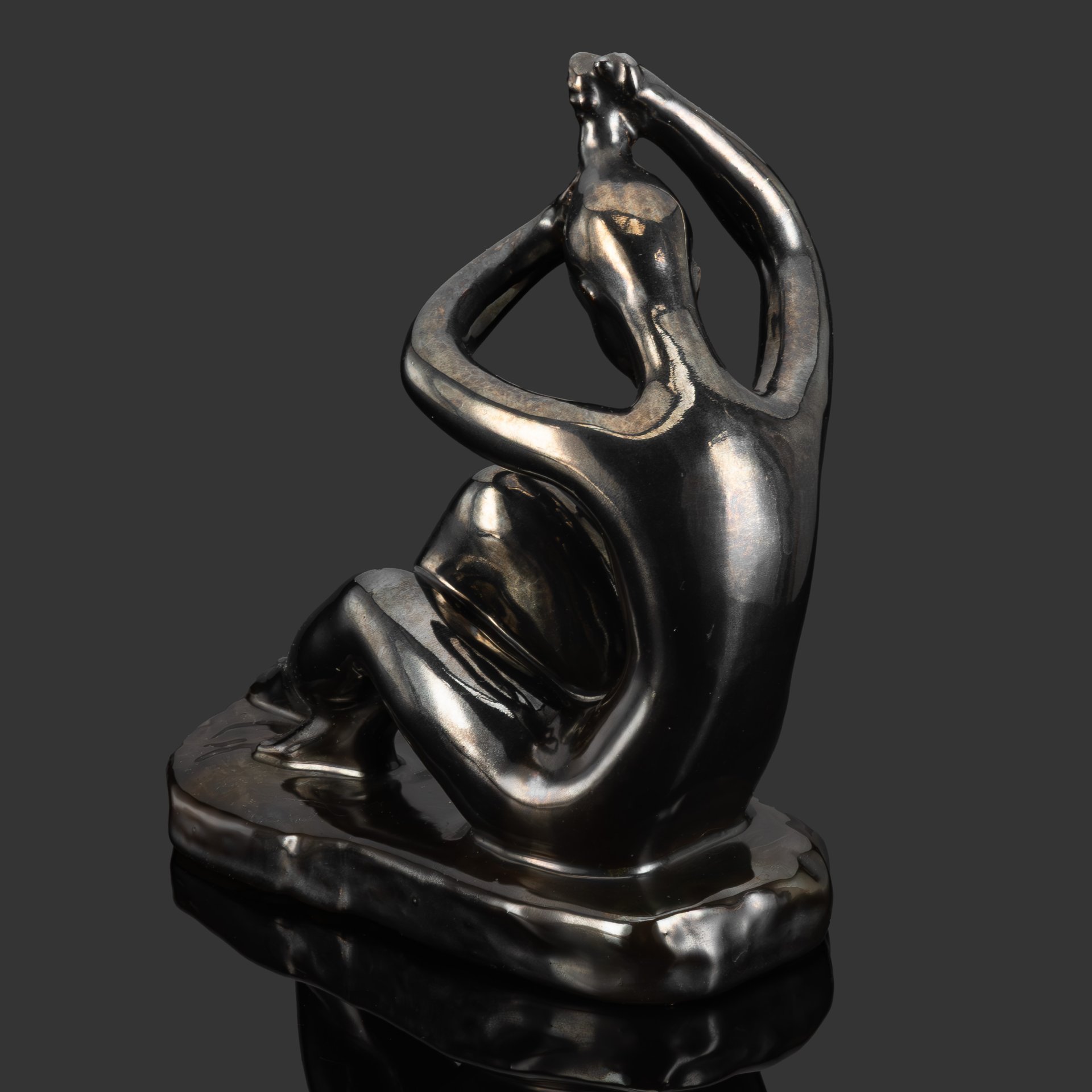 Скульптура «Девушка, расчесывающая волосы» («Отжимающая волосы»), автор Николай Андреевич Силис, керамика, поливы, Гжельский керамический завод, СССР, 1960-1970 гг.