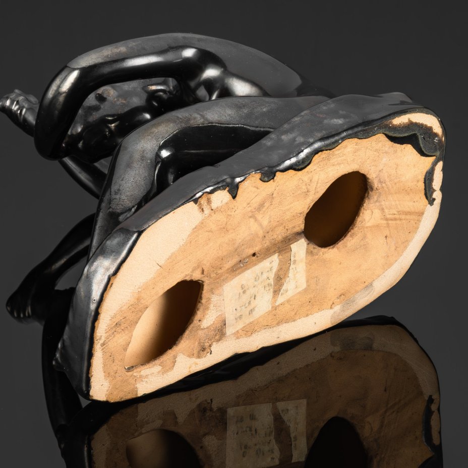 Скульптура «Девушка, расчесывающая волосы» («Отжимающая волосы»), автор Николай Андреевич Силис, керамика, поливы, Гжельский керамический завод, СССР, 1960-1970 гг.