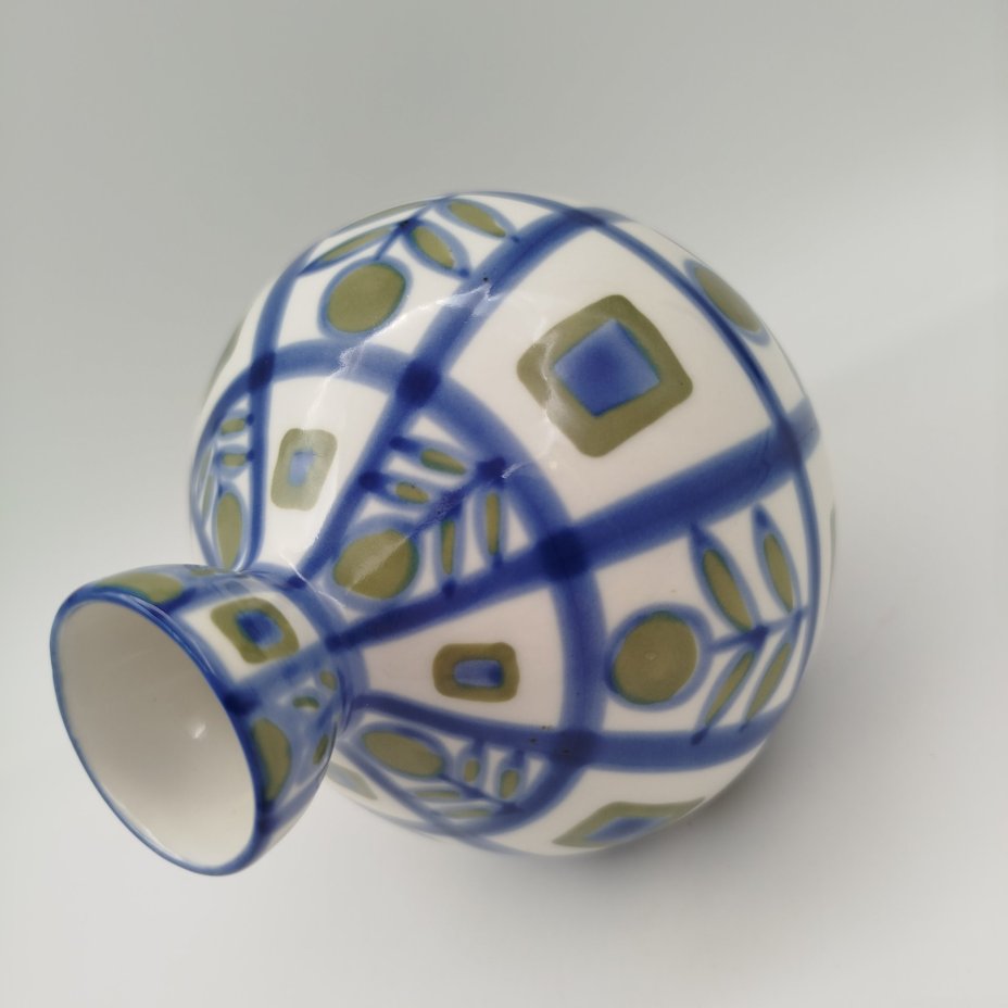 Вазочка с растительно-геометрическим декором, фарфор, роспись, Ленинградский завод фарфоровых изделий (ЛЗФИ), СССР, 1967-1973 гг.