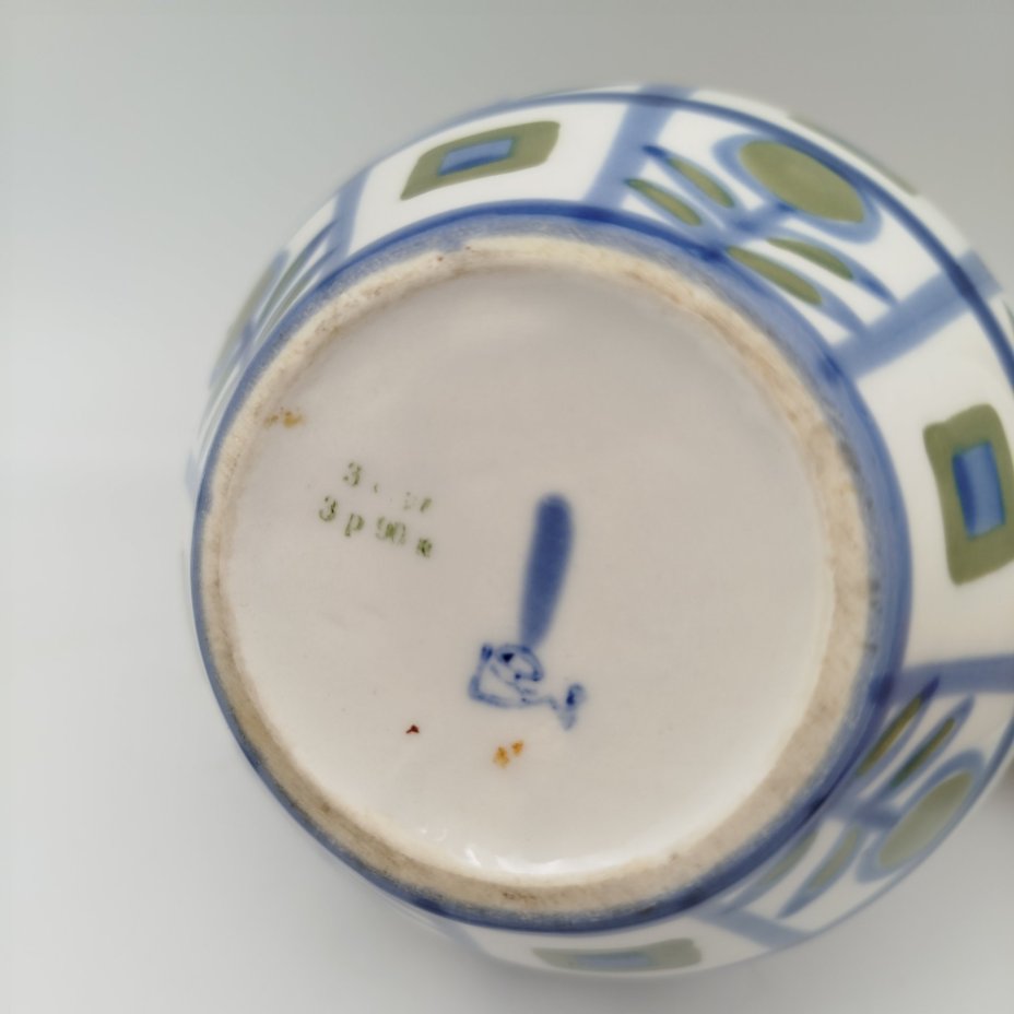 Вазочка с растительно-геометрическим декором, фарфор, роспись, Ленинградский завод фарфоровых изделий (ЛЗФИ), СССР, 1967-1973 гг.