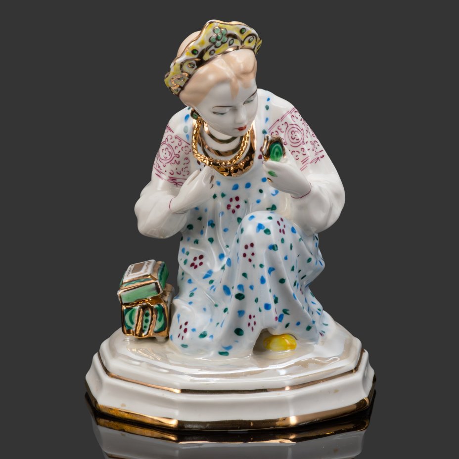 Статуэтка "Малахитовая шкатулка" ("Танюшка и тятино подаренье"), скульптор О.М. Богданова, фарфор, роспись, золочение, люстр, Ленинградский завод фарфоровых изделий (ЛЗФИ), СССР, 1967-1973 гг.