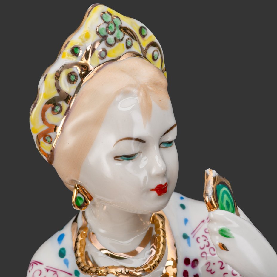 Статуэтка "Малахитовая шкатулка" ("Танюшка и тятино подаренье"), скульптор О.М. Богданова, фарфор, роспись, золочение, люстр, Ленинградский завод фарфоровых изделий (ЛЗФИ), СССР, 1967-1973 гг.