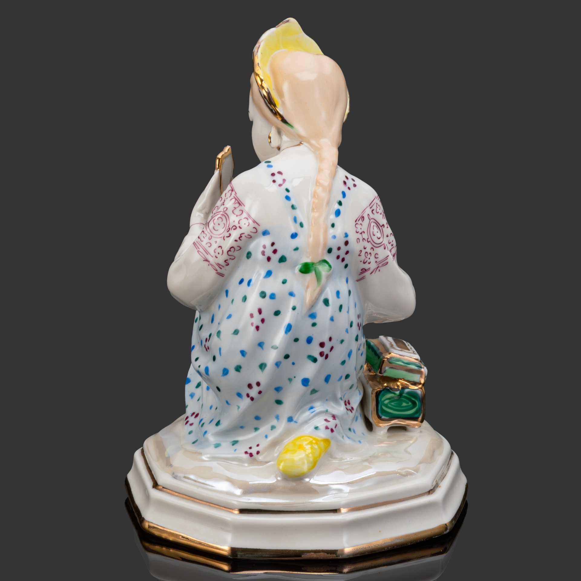 Статуэтка "Малахитовая шкатулка" ("Танюшка и тятино подаренье"), скульптор О.М. Богданова, фарфор, роспись, золочение, люстр, Ленинградский завод фарфоровых изделий (ЛЗФИ), СССР, 1967-1973 гг.