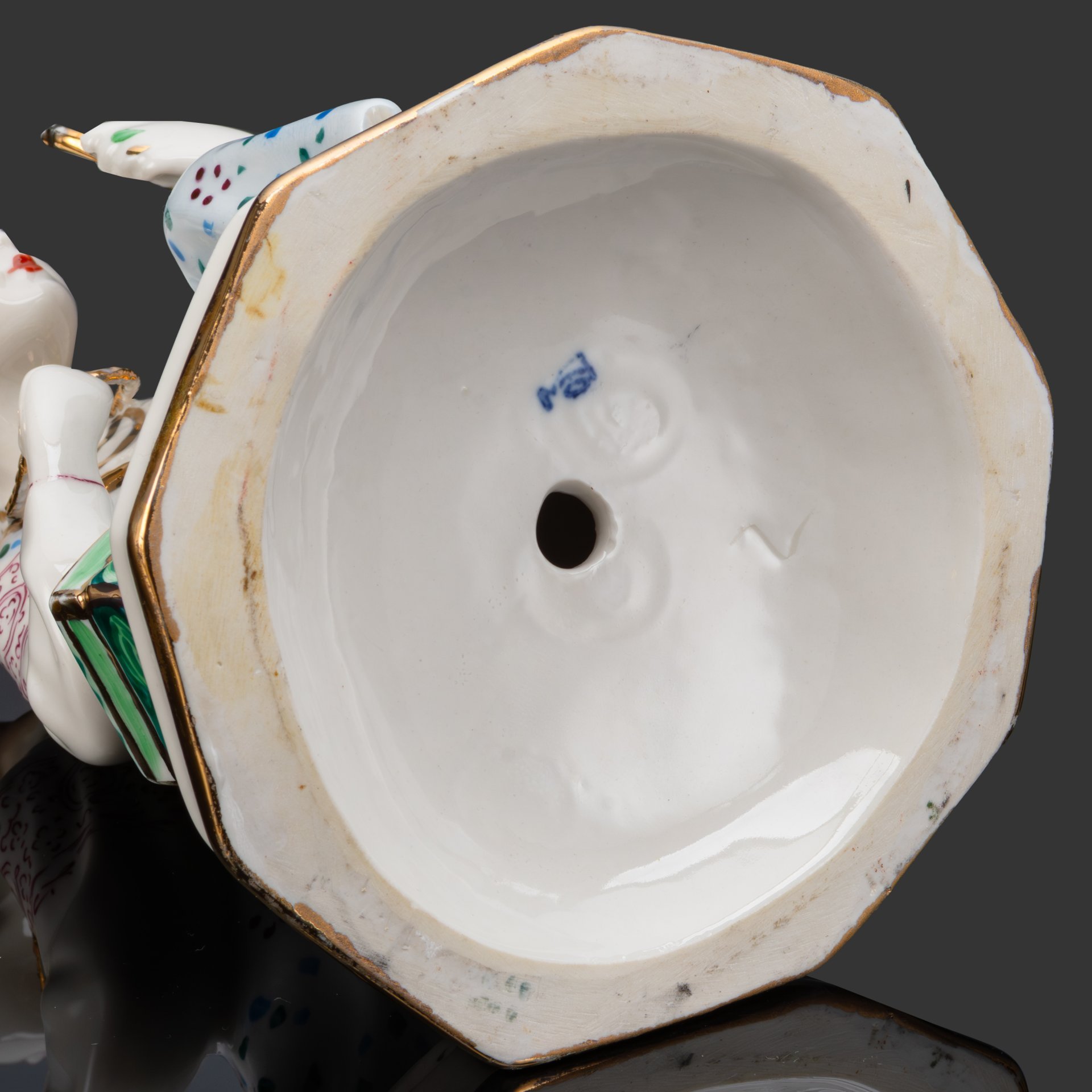 Статуэтка "Малахитовая шкатулка" ("Танюшка и тятино подаренье"), скульптор О.М. Богданова, фарфор, роспись, золочение, люстр, Ленинградский завод фарфоровых изделий (ЛЗФИ), СССР, 1967-1973 гг.