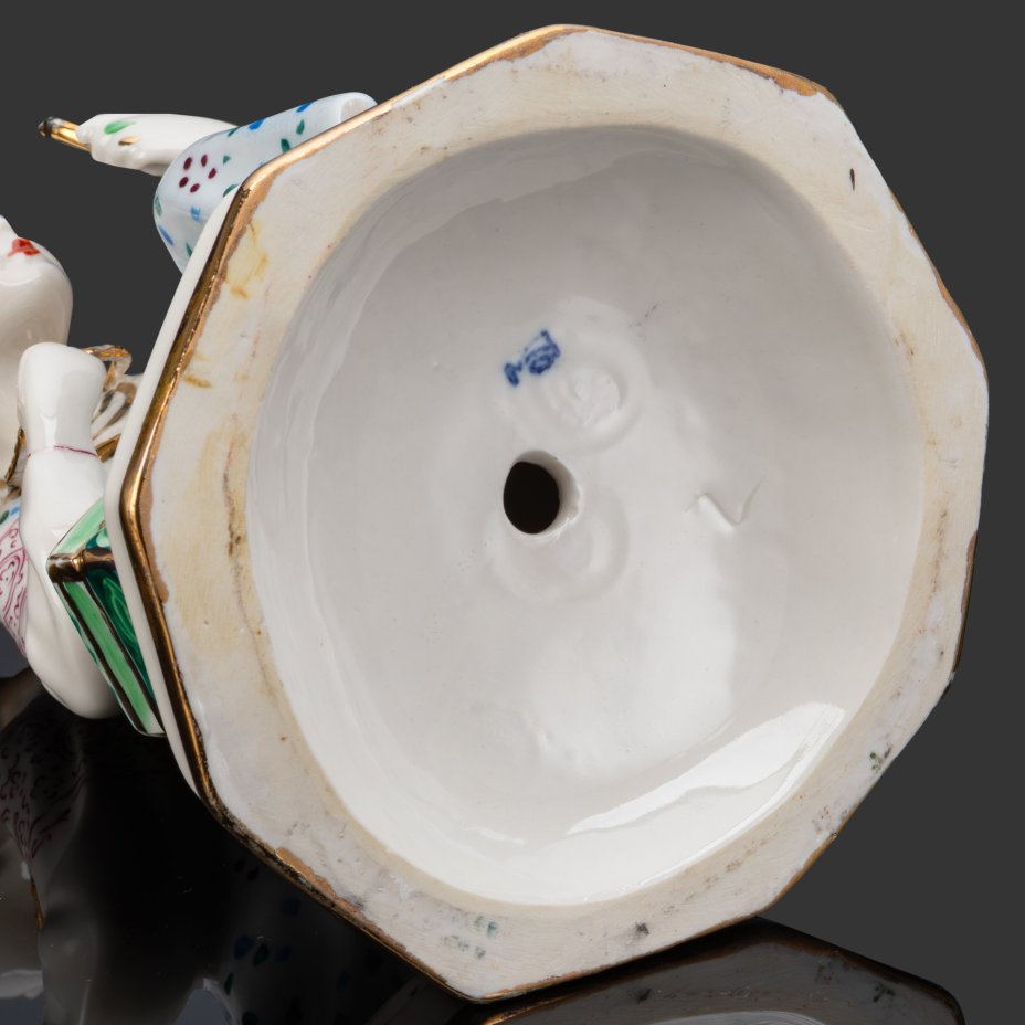 Статуэтка "Малахитовая шкатулка" ("Танюшка и тятино подаренье"), скульптор О.М. Богданова, фарфор, роспись, золочение, люстр, Ленинградский завод фарфоровых изделий (ЛЗФИ), СССР, 1967-1973 гг.