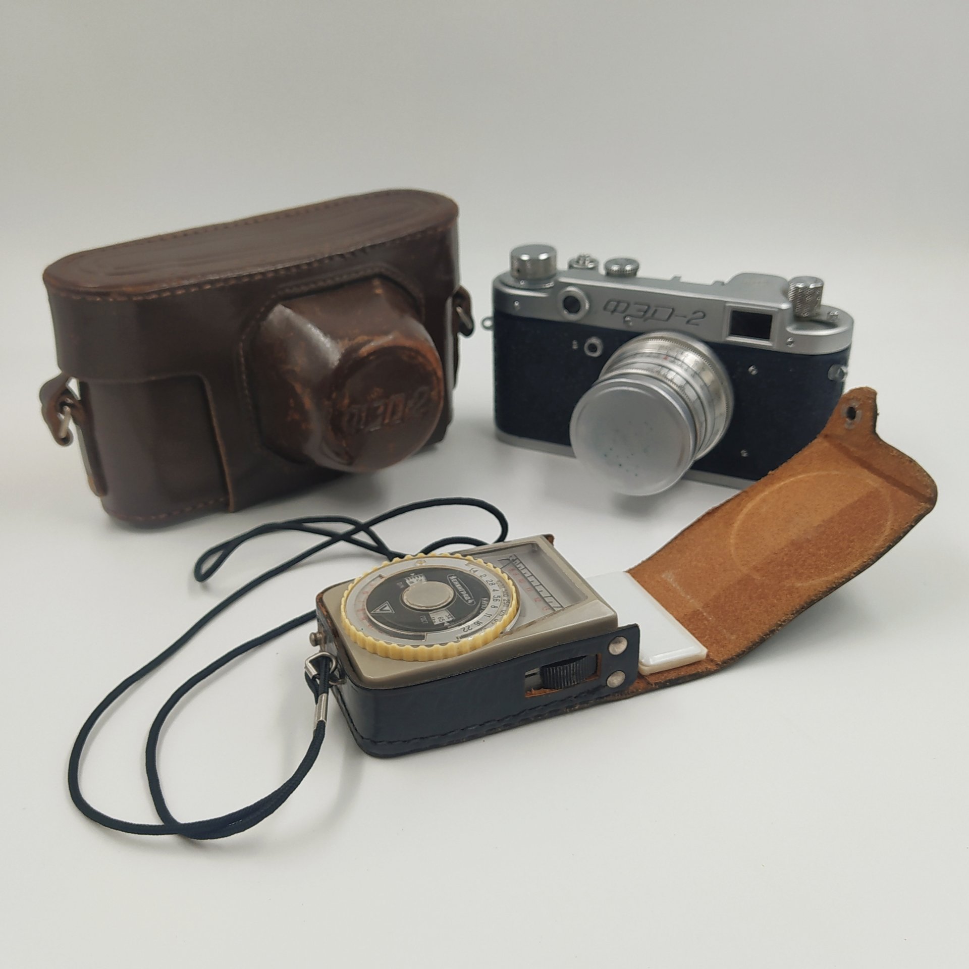 Фотоаппарат пленочный "ФЭД-2" с объективом "Индустар-26м" в оригинальном кофре, в комплекте с экспонометром "Ленинград 4", Харьковский машиностроительный завод им. Дзержинского (ФЭД)