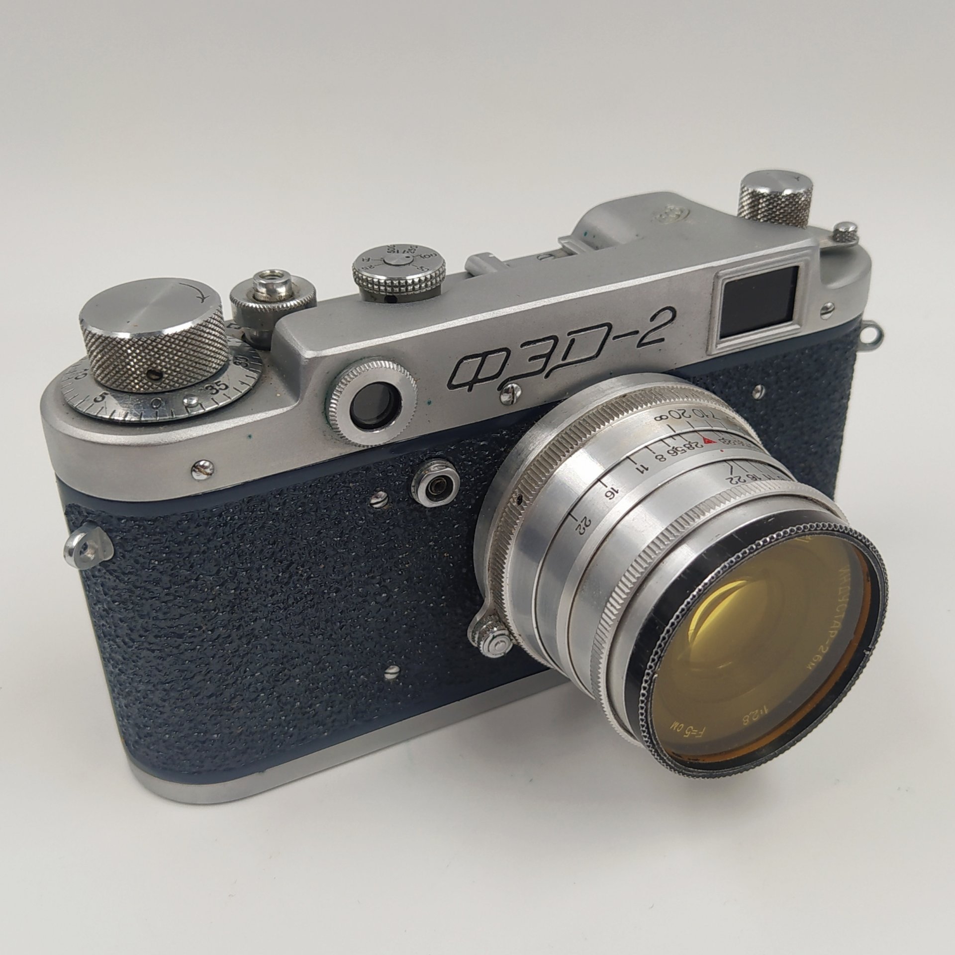 Фотоаппарат пленочный "ФЭД-2" с объективом "Индустар-26м" в оригинальном кофре, в комплекте с экспонометром "Ленинград 4", Харьковский машиностроительный завод им. Дзержинского (ФЭД)