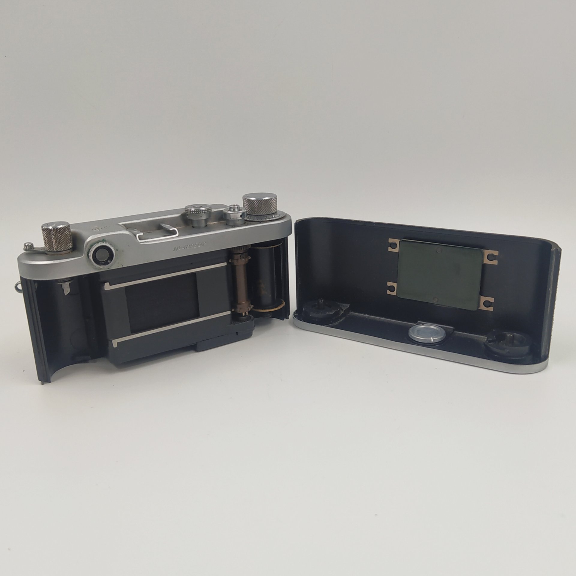 Фотоаппарат пленочный "ФЭД-2" с объективом "Индустар-26м" в оригинальном кофре, в комплекте с экспонометром "Ленинград 4", Харьковский машиностроительный завод им. Дзержинского (ФЭД)