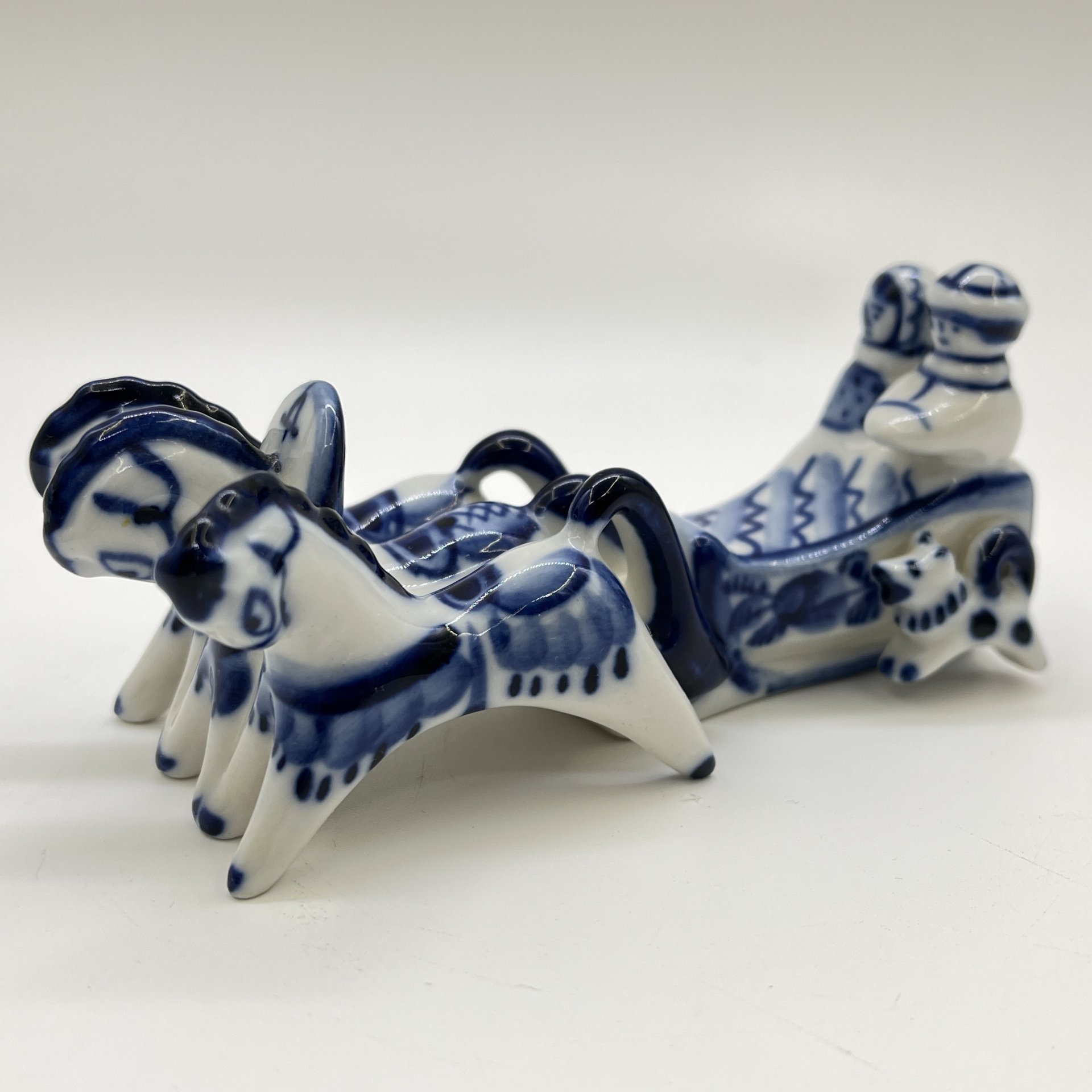 Статуэтка «Тройка», автор формы Азарова Л. П., Гжель, фарфор, роспись, Россия, 1980-2000 гг.