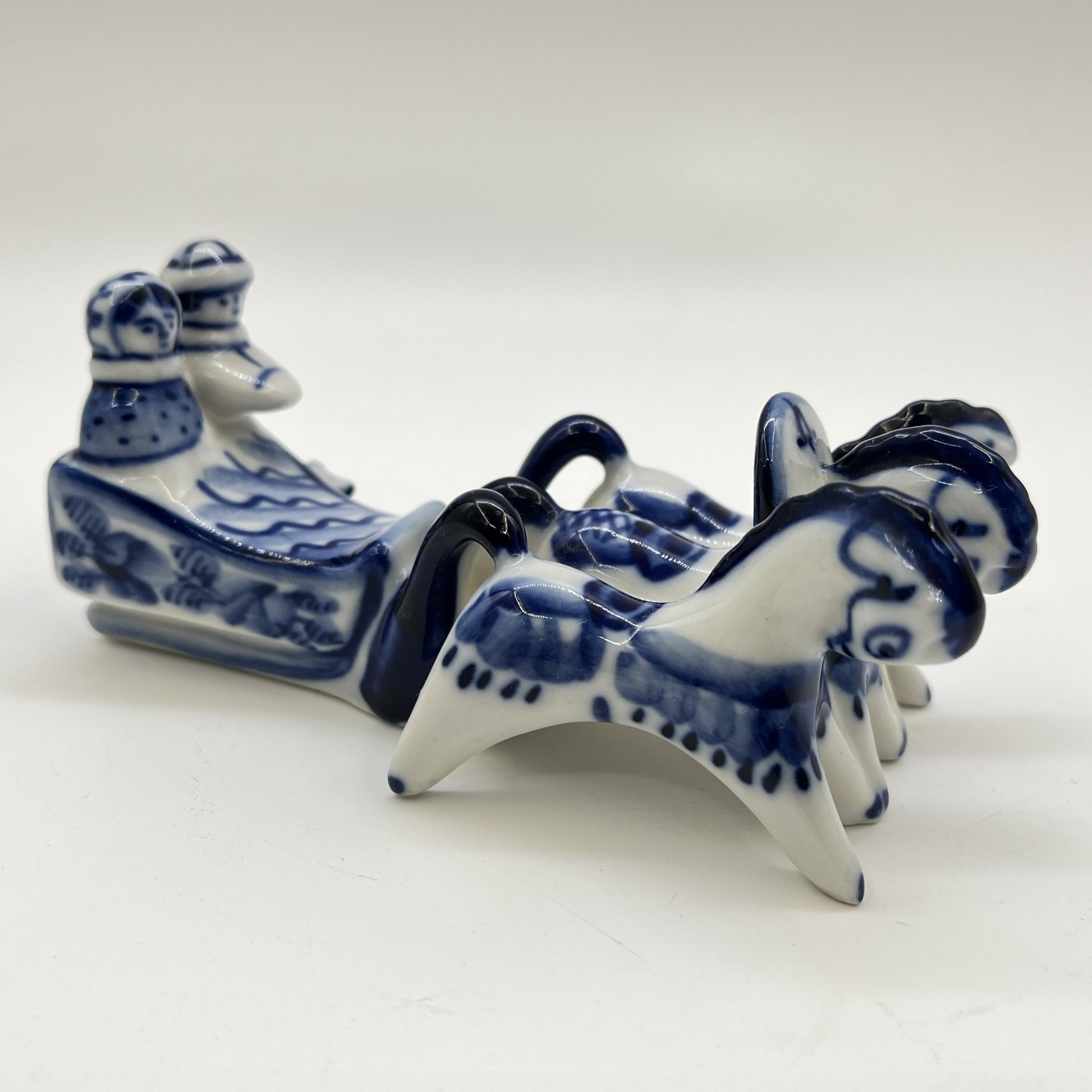 Статуэтка «Тройка», автор формы Азарова Л. П., Гжель, фарфор, роспись, Россия, 1980-2000 гг.