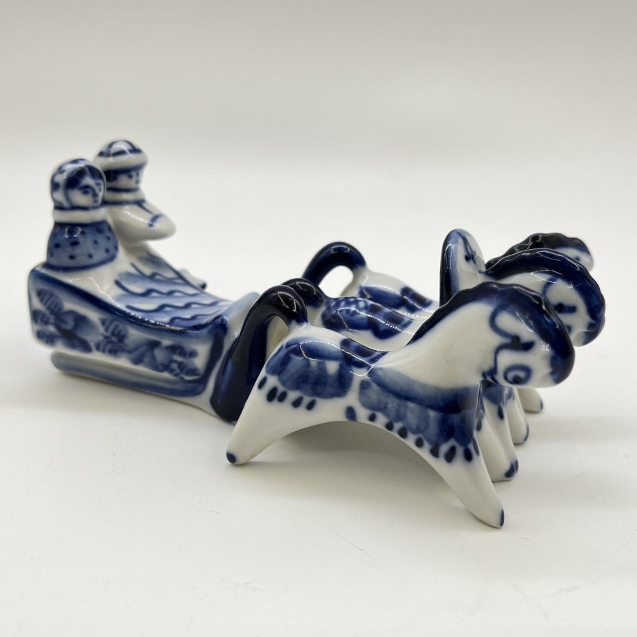 Статуэтка «Тройка», автор формы Азарова Л. П., Гжель