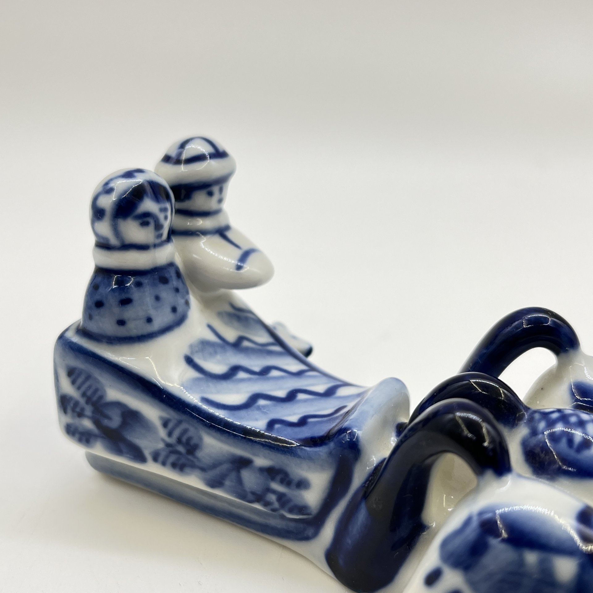 Статуэтка «Тройка», автор формы Азарова Л. П., Гжель, фарфор, роспись, Россия, 1980-2000 гг.