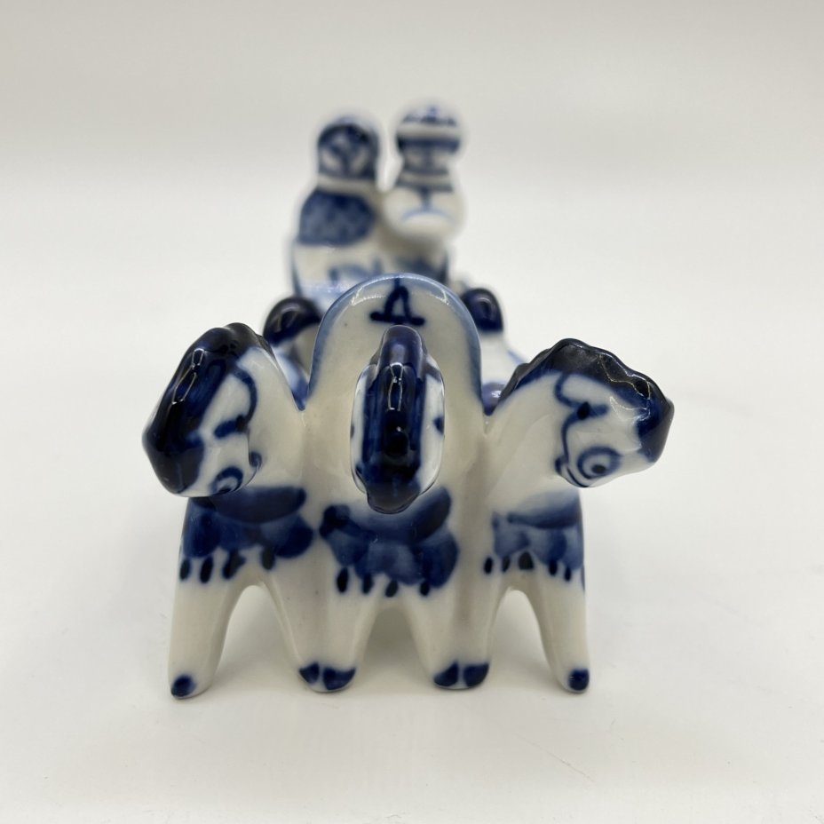 Статуэтка «Тройка», автор формы Азарова Л. П., Гжель