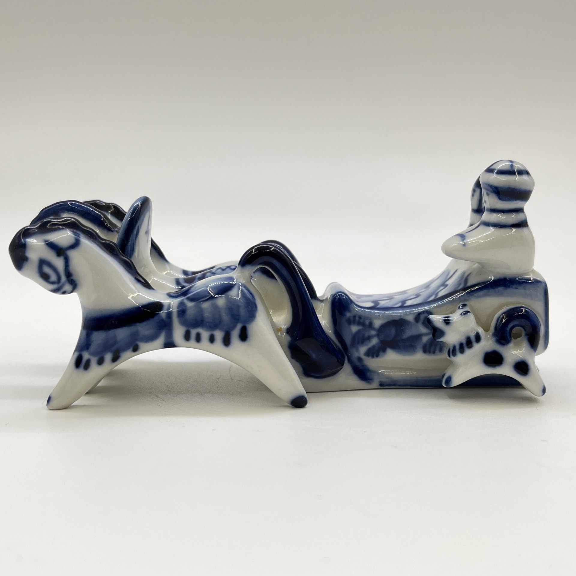 Статуэтка «Тройка», автор формы Азарова Л. П., Гжель, фарфор, роспись, Россия, 1980-2000 гг.