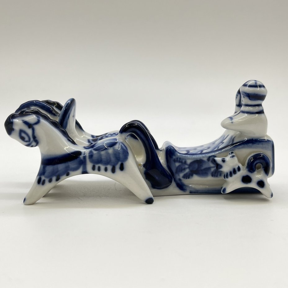 Статуэтка «Тройка», автор формы Азарова Л. П., Гжель