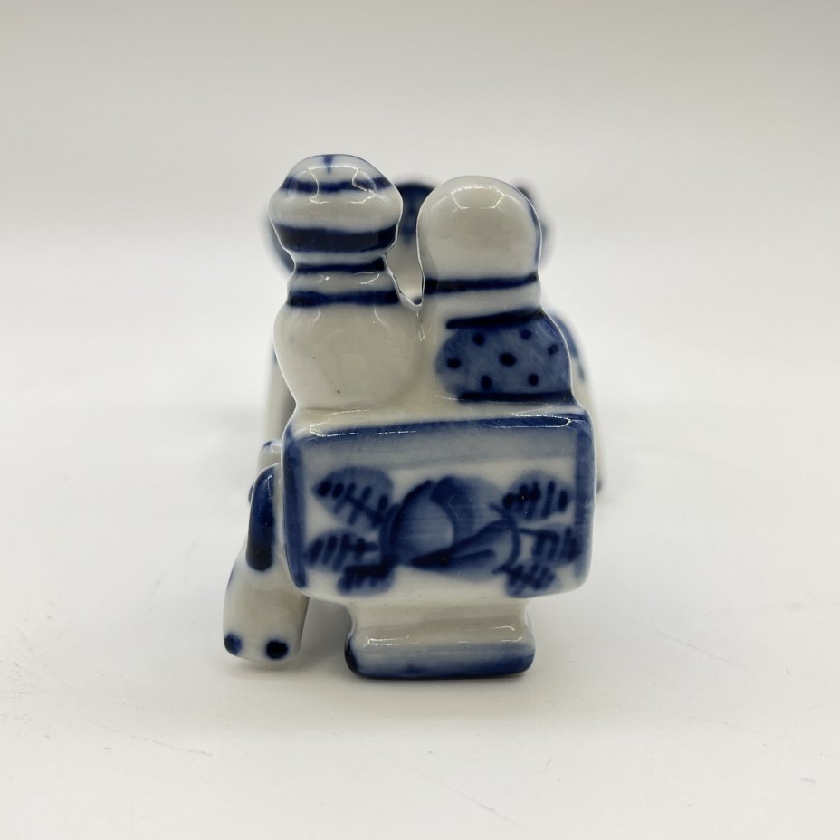 Статуэтка «Тройка», автор формы Азарова Л. П., Гжель