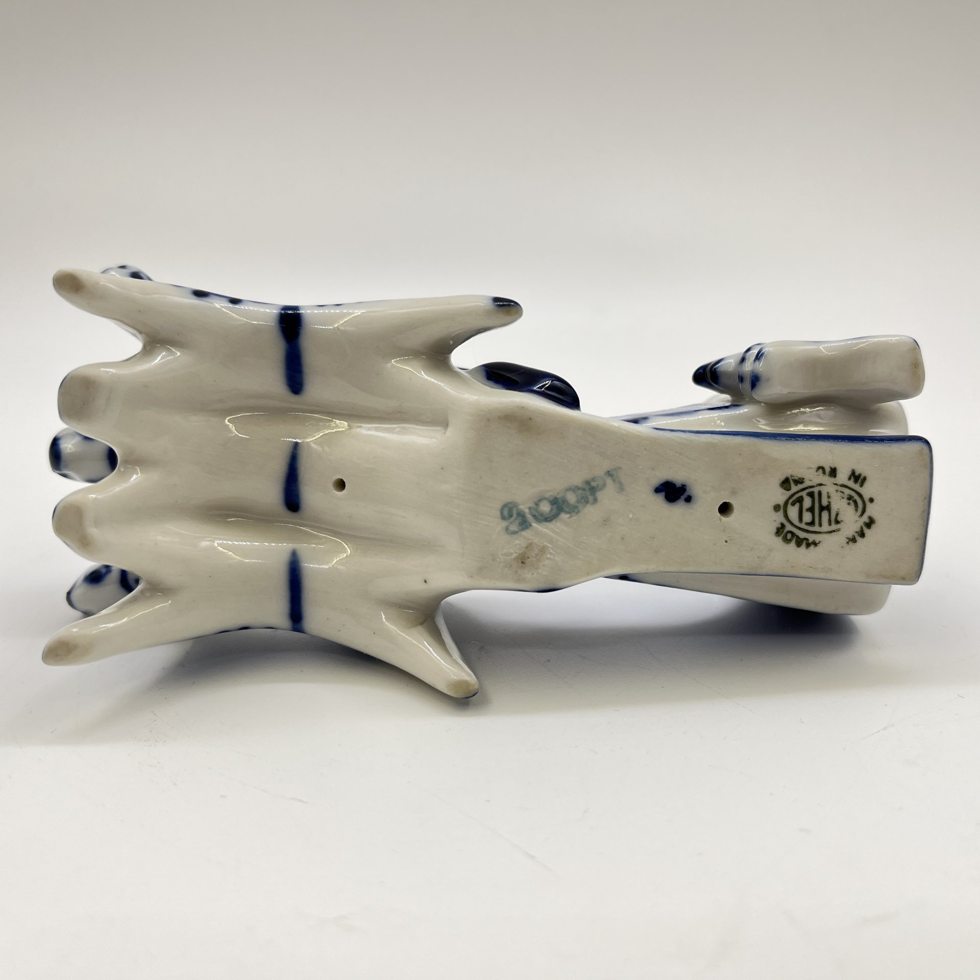 Статуэтка «Тройка», автор формы Азарова Л. П., Гжель, фарфор, роспись, Россия, 1980-2000 гг.