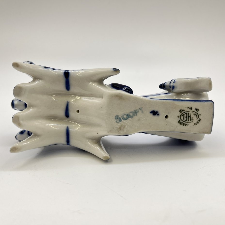 Статуэтка «Тройка», автор формы Азарова Л. П., Гжель