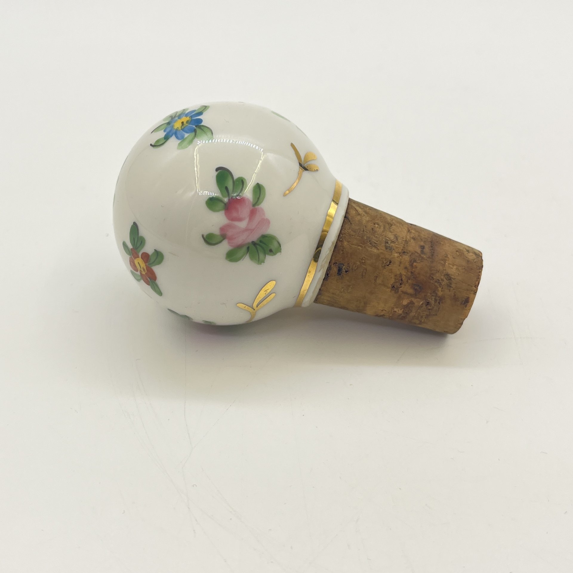 Пробка круглой формы с расписным цветочным декором, фарфор, пробка, роспись, золочение, Западная Европа, 1880-1900 гг.