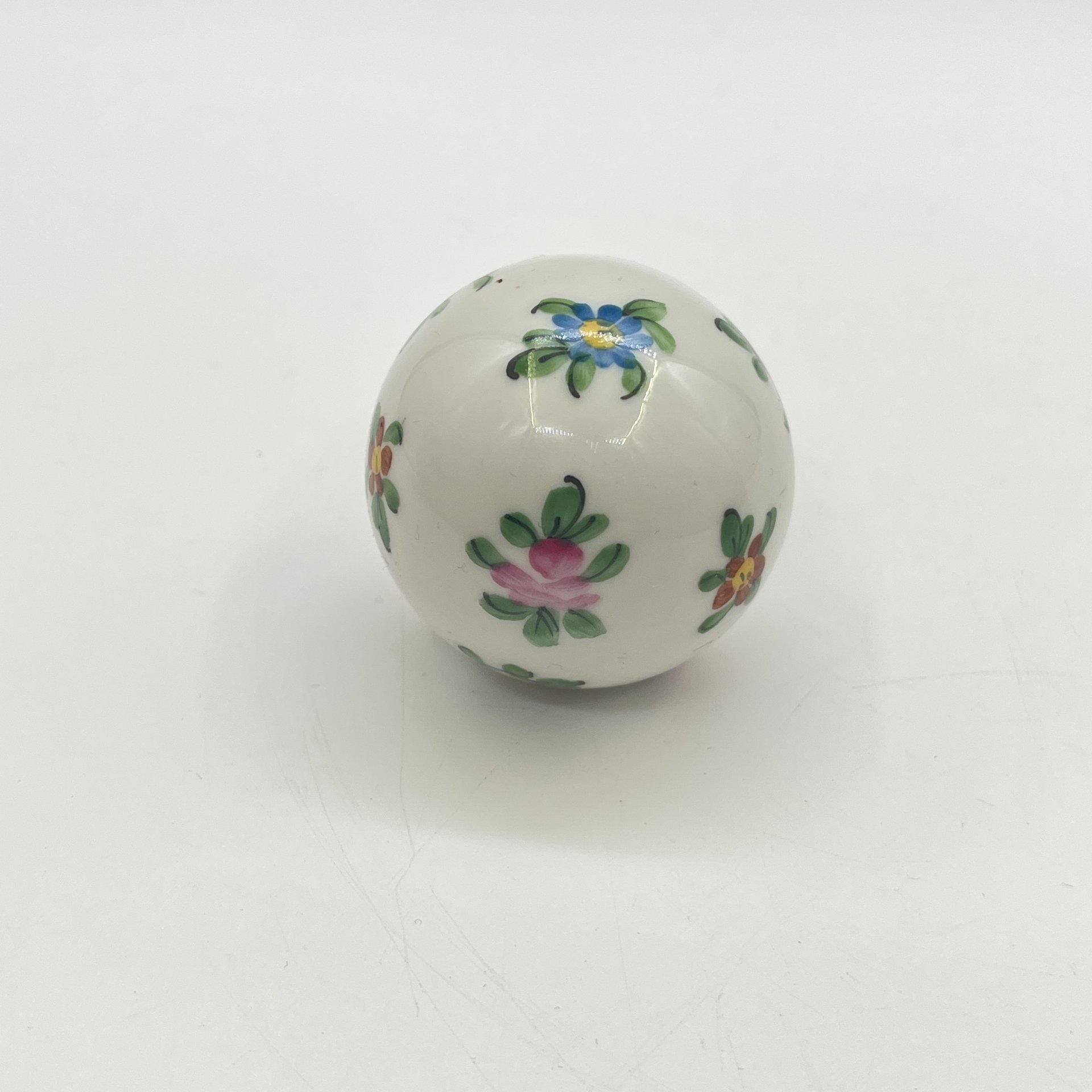 Пробка круглой формы с расписным цветочным декором, фарфор, пробка, роспись, золочение, Западная Европа, 1880-1900 гг.