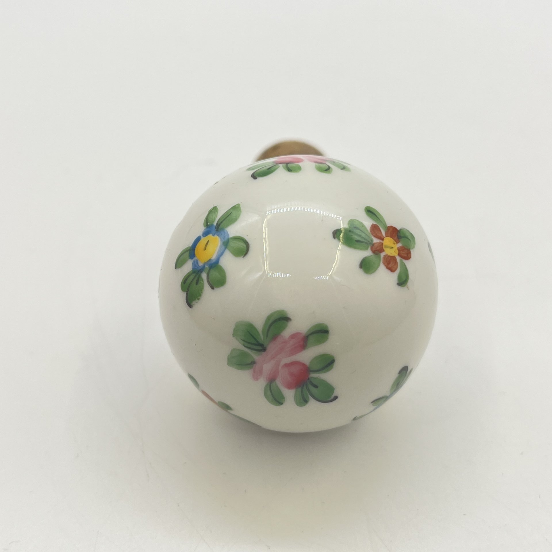 Пробка круглой формы с расписным цветочным декором, фарфор, пробка, роспись, золочение, Западная Европа, 1880-1900 гг.