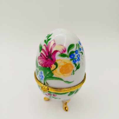 Шкатулка в форме яйца, украшенная изображением цветов, фарфор, деколь, золочение, Азия, 2000-2015 гг.