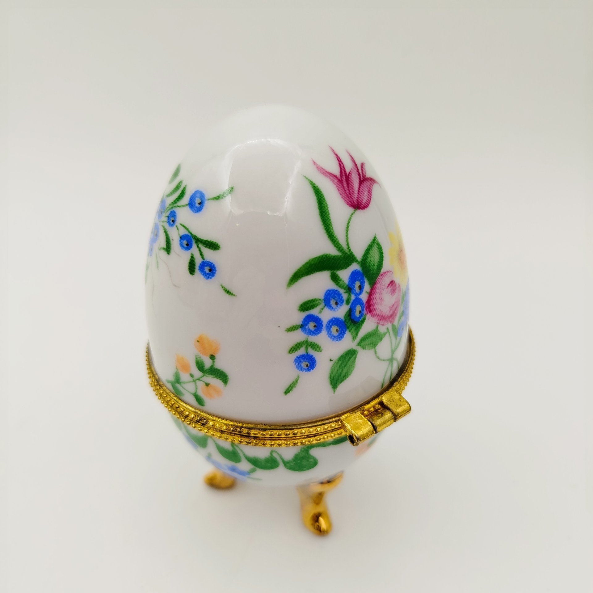 Шкатулка в форме яйца, украшенная изображением цветов, фарфор, деколь, золочение, Азия, 2000-2015 гг.