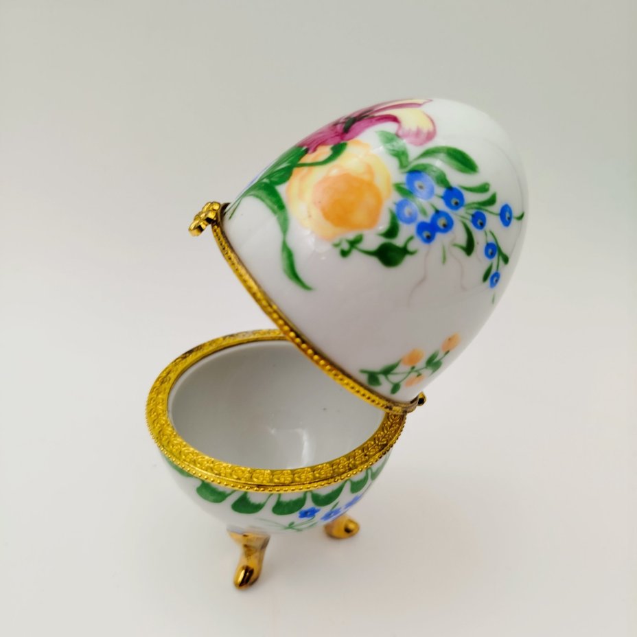 Шкатулка в форме яйца, украшенная изображением цветов